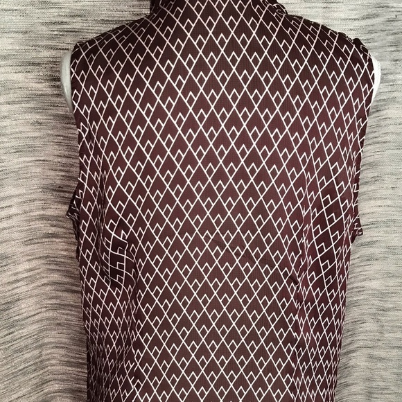 NEW YORK AND COMPANY MAROON & WHITE SLEEVELESS TOP - Picture 2 of 8